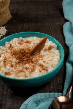 Tipik Brezilya yemeği hominy canjica mavi tencerede tarçın ile koyu ahşap..
