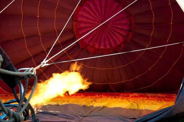 Hőlégballonozás Lángok Látványa Egy Felfújt Hőlégballonban Üzemben Lévő Hőlégballon Égők — Stock Fotó