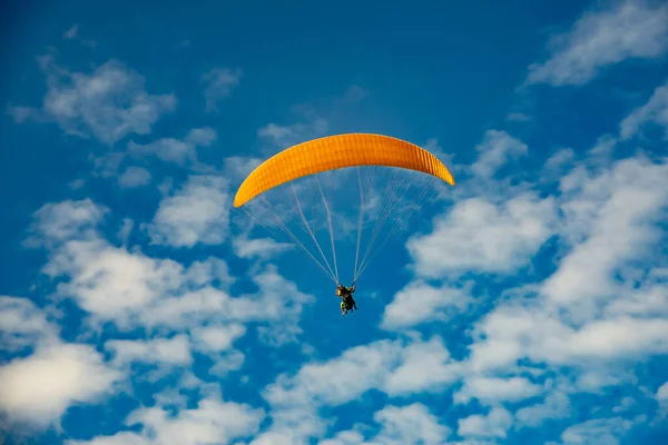 Paralotniarstwo Żółty Parapente Błękitnym Niebie — Zdjęcie stockowe