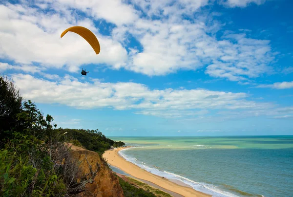 Paracaidismo Parapente Amarillo Volando Sobre Playa — Foto de Stock