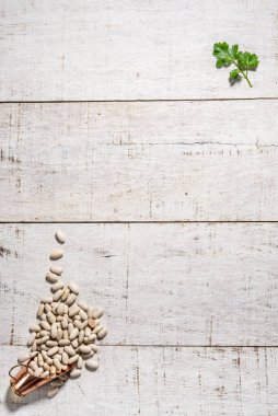 beyaz fasulye çerçeveli metin için alanı olan rustik beyaz ahşap arkaplan, üst görünüm