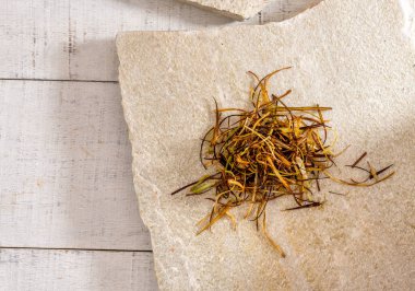 Pırasa görünümlü taş beyaz arkaplan, metin için boş alan