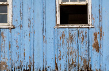 Eski pencereli eski kırsal ahşap arkaplan dokusu maviyle