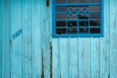 Eski pencereli eski kırsal ahşap arkaplan dokusu maviyle