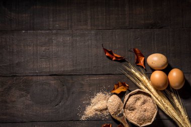 yumurta, toptan un ve buğday unu ahşap masa üzerinde boş alan metin, üst görünüm, kopyalama alanı