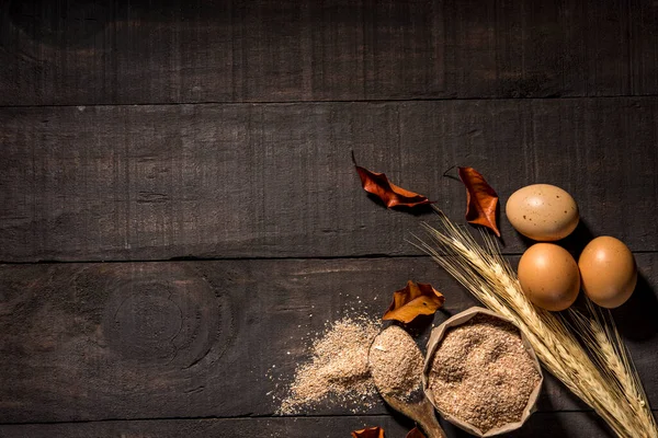 yumurta, toptan un ve buğday unu ahşap masa üzerinde boş alan metin, üst görünüm, kopyalama alanı