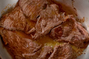 Biftek kızartma tavasında kızartılıyor.