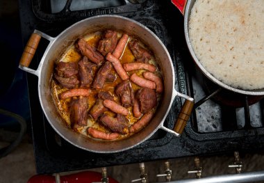 Kızartma tavasında domuz sosisli biftek. en üstteki görünüm