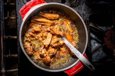 Kırmızı tavada kızartılmış domuz kaburgası, üst manzara.