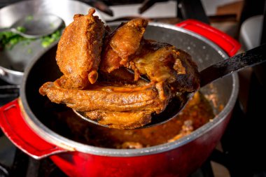 Kırmızı tavada kızarmış domuz kaburgası.