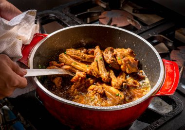 Kızarmış domuz pirzolası ile karıştırılmış kırmızı tava..