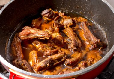 Kırmızı tavada kızarmış domuz kaburgası.