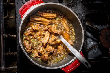 Kırmızı tavada kızartılmış domuz kaburgası, üst manzara.