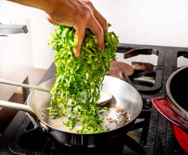 Eller fırının üstünde lahana hazırlıyor.