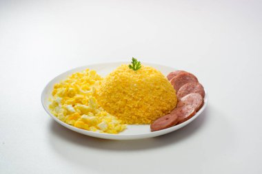 Omletli kuskus ve sosisli sosis, beyaz arka plan. (kuzen )