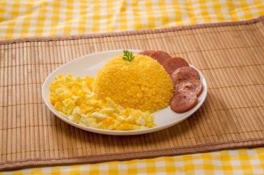 Omletli kuskus ve bambu hasırlı sucuklu sosis ve sarı kumaş. )
