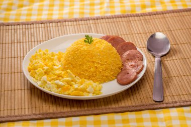 Omletli kuskus ve bambu hasırlı sucuklu sosis ve sarı kumaş. )
