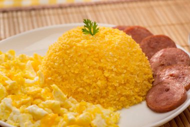 Omletli kuskus ve bambu hasırlı sucuklu sosis ve sarı kumaş. )