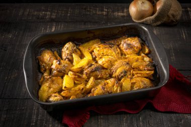 Patatesli fırında tavuk, kırsal ahşap tepside..