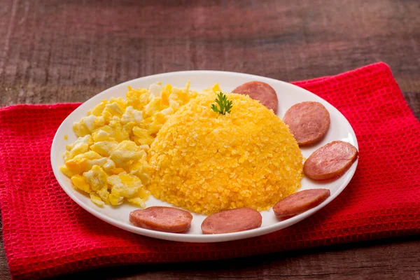 Couscous Dengan Orak Arik Telur Dan Sosis Pepperoni Pada Kain — Stok Foto