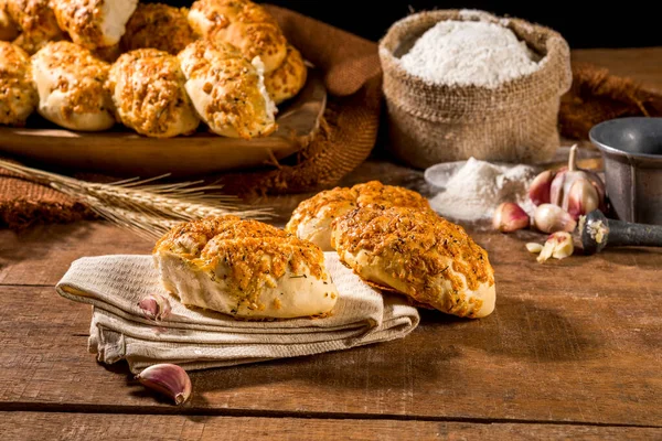 Roti Yang Dibuat Dengan Bawang Putih Pada Kain Atas Meja — Stok Foto