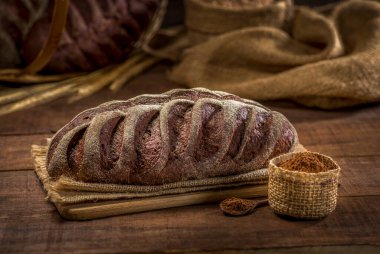 Kakao ve çikolatadan yapılmış ekmek kırsal kesimdeki ahşap masada malzemelerle birlikte..