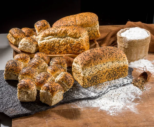 Різні Типи Хлібів Виготовлені Кунжутного Насіння Гельгім Сільському Дерев Яному — стокове фото
