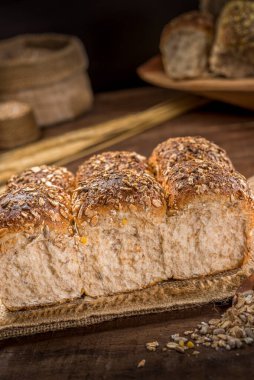 Kırsal ahşap masada tahıl ekmeği