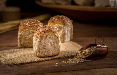 Kırsal ahşap masada tahıl ekmeği