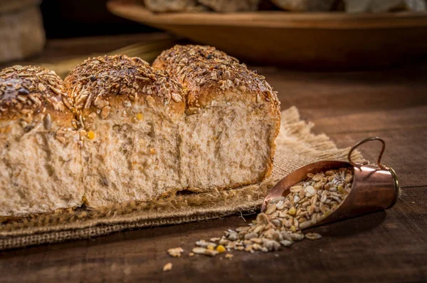 乡村木桌上的谷物面包 — 图库照片