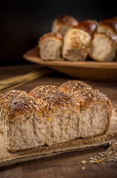 Зерновий Хліб Сільському Дерев Яному Столі — стокове фото