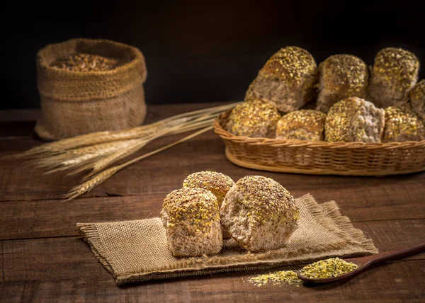 乡村木桌上的谷物面包 — 图库照片