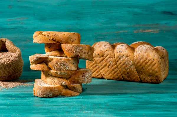 Diiris Seluruh Roti Ditumpuk Pada Tekstur Kayu Biru — Stok Foto