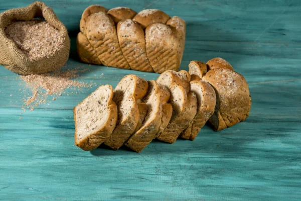 Irisan Roti Utuh Dan Tas Kecil Dengan Tepung Gandum Utuh — Stok Foto