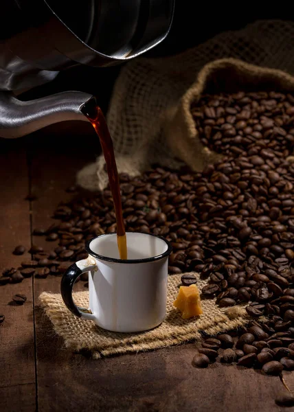 Tasse Kaffee Auf Holz Umgeben Von Kaffeebohnen Mit Einem Stück — Stockfoto