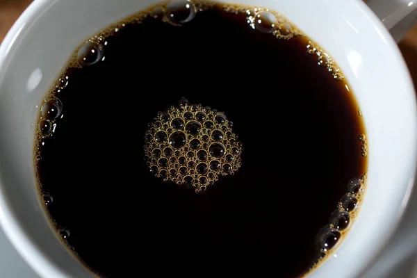 泡とカップでコーヒー — ストック写真