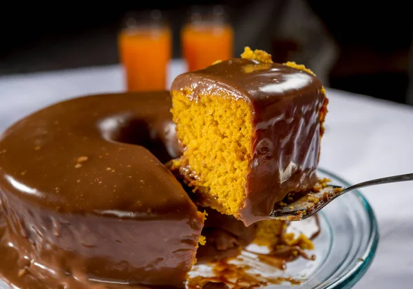 Bolo Cenoura Fatiado Com Cobertura Chocolate — Fotografia de Stock