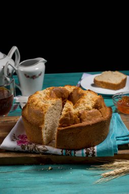 Jöleli kek, mavi arkaplanda çay. .