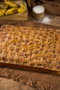 Kare muzlu kek ve ahşap üzerinde kahverengi kumaş..