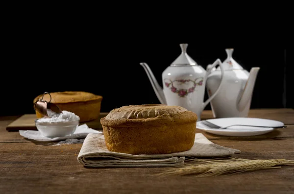 Torta Entera Harina Trigo Sobre Tela Madera Rústica Con Polvo — Foto de Stock