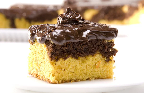 Slice Yellow Cake Wirh Chocolate Icing — Stock Photo, Image