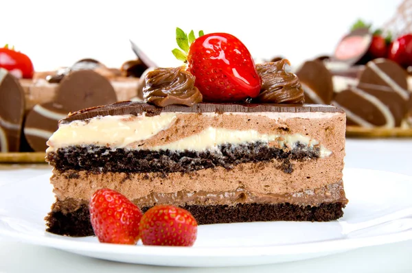 Slice Chocolate Cake Strawberry Top Chocolate Cake Background Unfocused — Stock Photo, Image