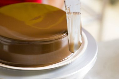 Çikolata kaplı turtaya spatula uzatıyorum.