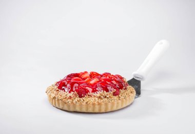 Beyaz arka planda pasta üzerine çilekli pasta..