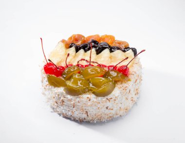 beyaz zemin üzerine meyveli kek