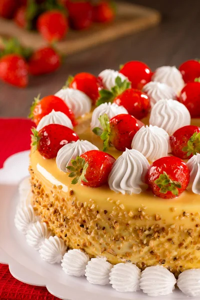 Nut Cake Dengan Strawberry Atas Dengan Strawberry Tidak Fokus Dan — Stok Foto