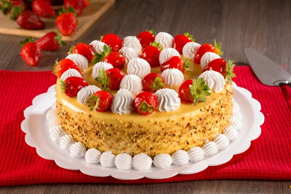 Nut Cake Dengan Strawberry Atas Dengan Strawberry Tidak Fokus Dan — Stok Foto