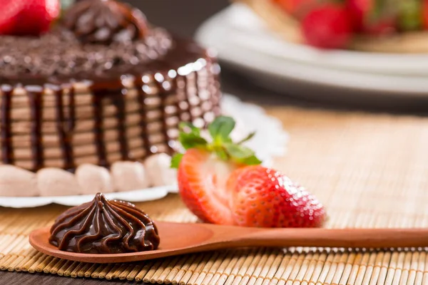 Holzlöffel Mit Schokolade Erdbeeren Und Kuchen Auf Verschwommenem Hintergrund — Stockfoto