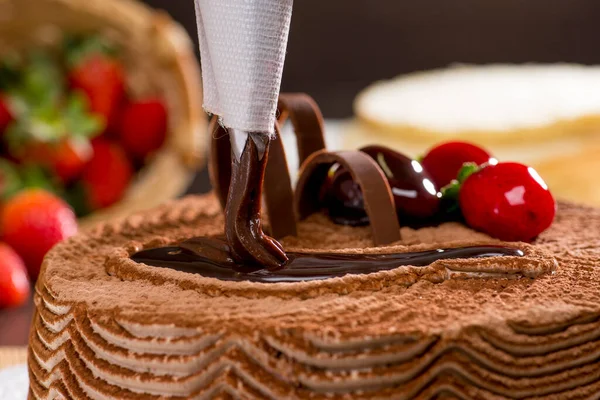 Confeiteiro Aplicando Chocolate Torta — Fotografia de Stock