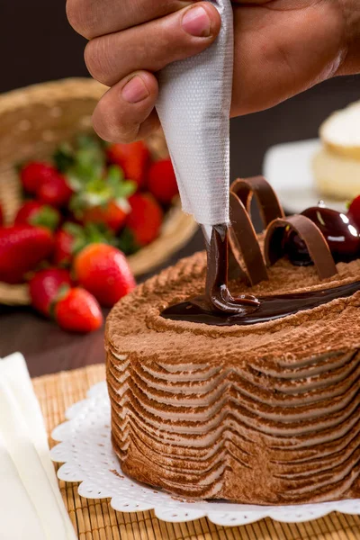 Confeiteiro Aplicando Chocolate Torta — Fotografia de Stock